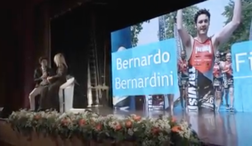 Bernardo sul palco assieme a Nelly Pellin mentre lo intervista durante la serata di premiazione di consegna delle borse di studio da parte di Centro Marca Banca