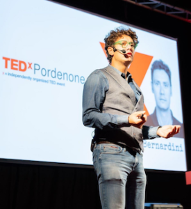 Bernardo mentre si presenta al pubblico del TedX Pordenone
