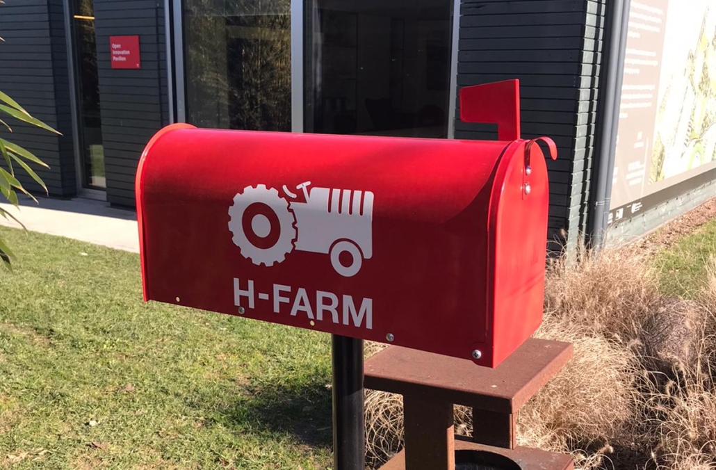 La cassetta delle lettere rossa in stile americano che si trova all'ingresso di H Farm
